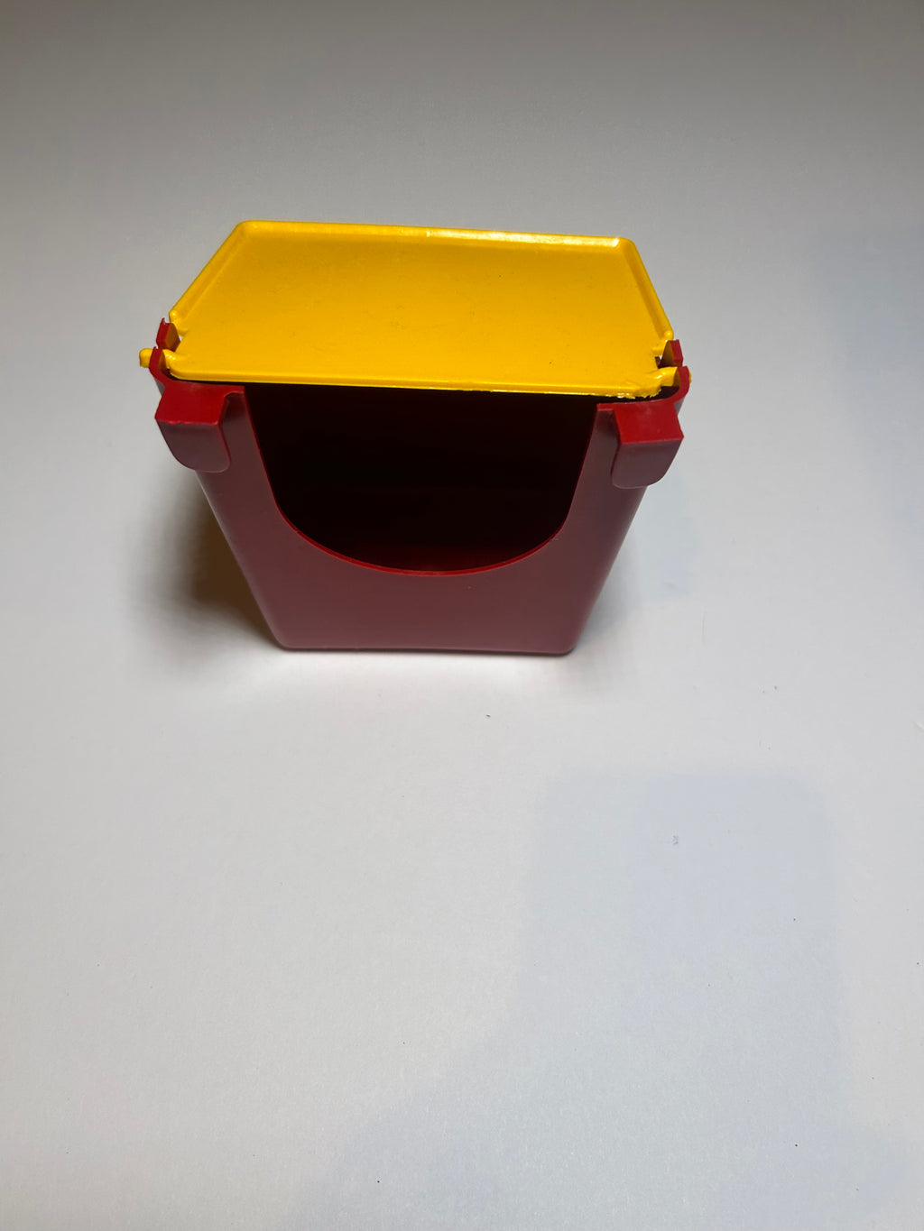 Gamefowl Clip-On Feed Cup with Lid